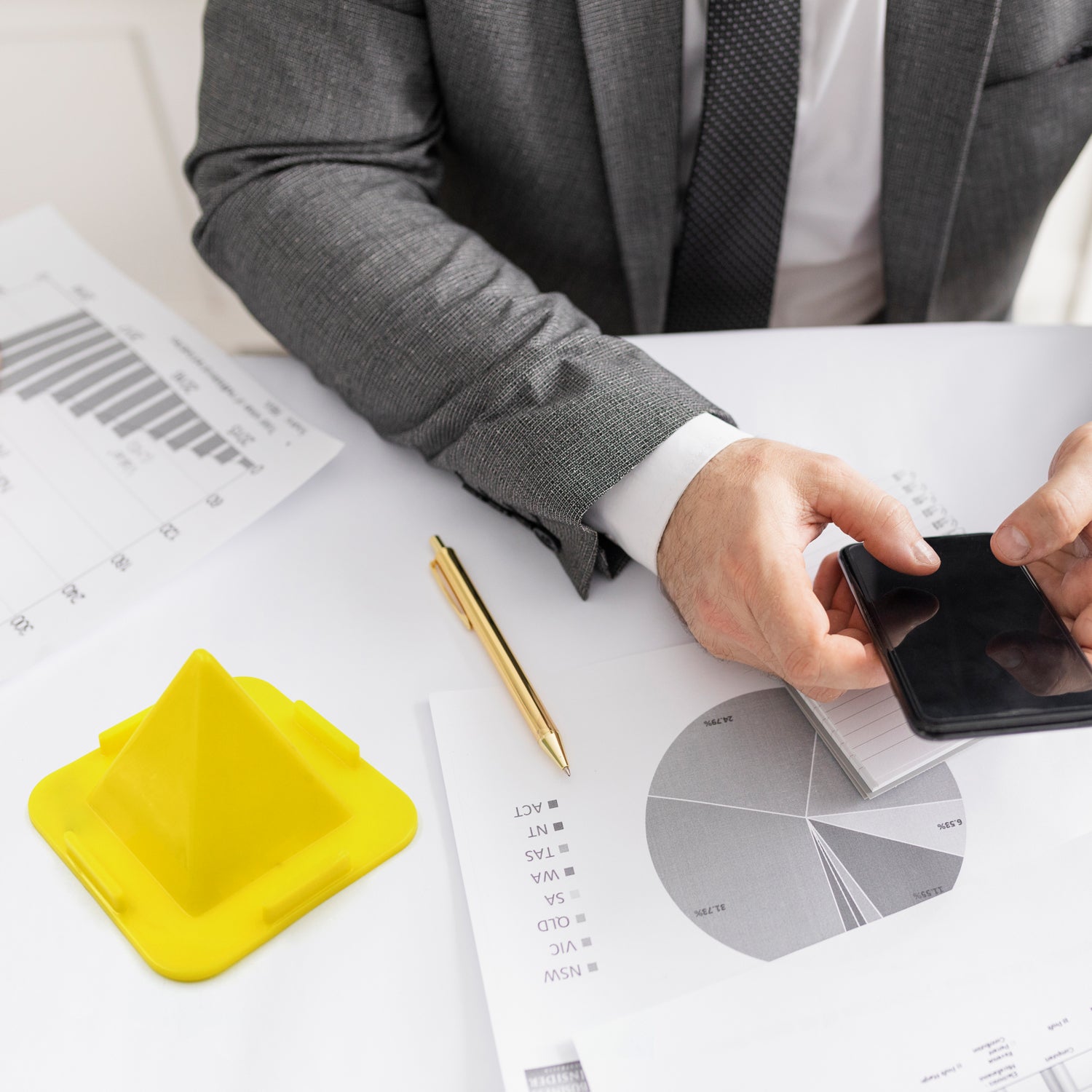 05_5860002c-8621-4423-906e-4a3a7a3821d9.jpg Pyramid Shape Mobile Holder for Desk