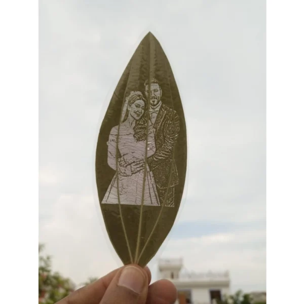 Engraved couple portrait on a natural leaf